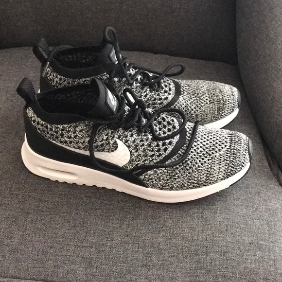 Nike Shoes - Flyknit Theas